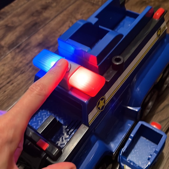 Paw Patrol Chase’s Deluxe Vehicle and Rescue Center Playset - Picture 3 of 14